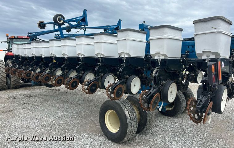 image for item EK2839 Kinze 3700 planter