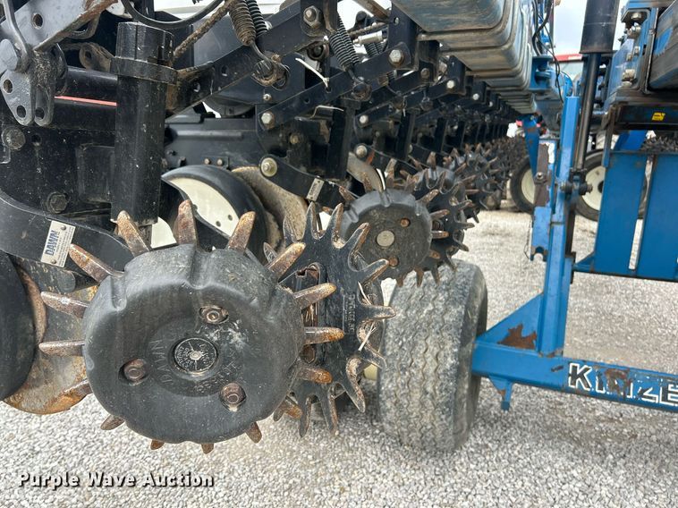 image for item EK2839 Kinze 3700 planter