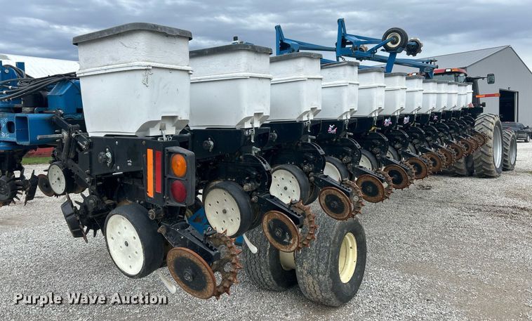 image for item EK2839 Kinze 3700 planter