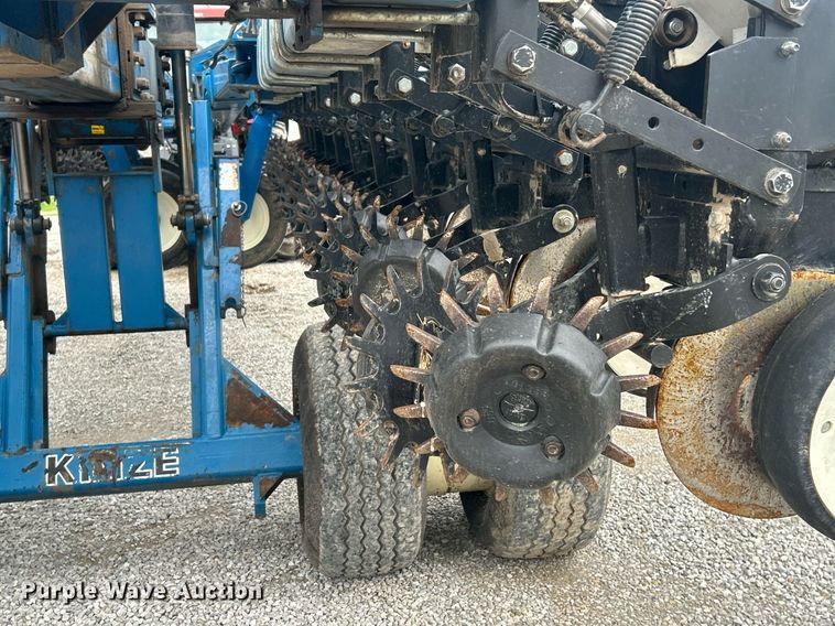 image for item EK2839 Kinze 3700 planter