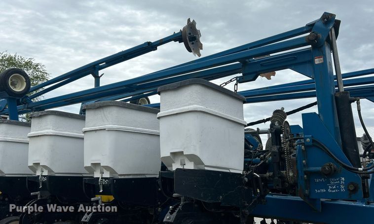 image for item EK2839 Kinze 3700 planter