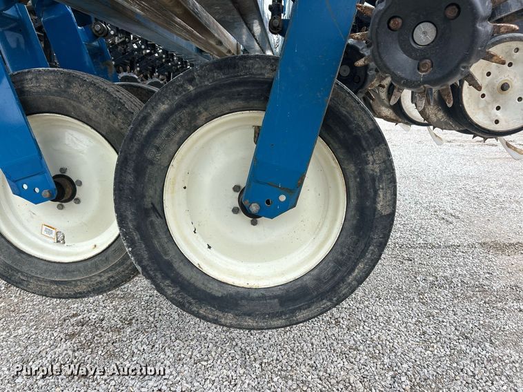 image for item EK2839 Kinze 3700 planter