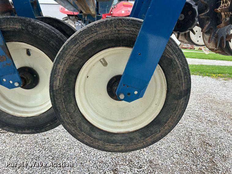 image for item EK2839 Kinze 3700 planter