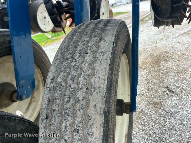 image for item EK2839 Kinze 3700 planter