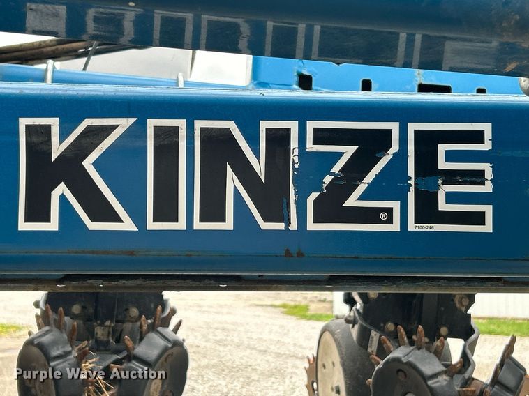 image for item EK2839 Kinze 3700 planter