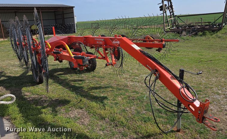 image for item EL5542 Kuhn SR300 hay rake
