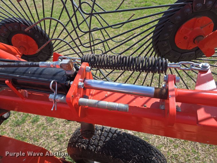 image for item EL5542 Kuhn SR300 hay rake