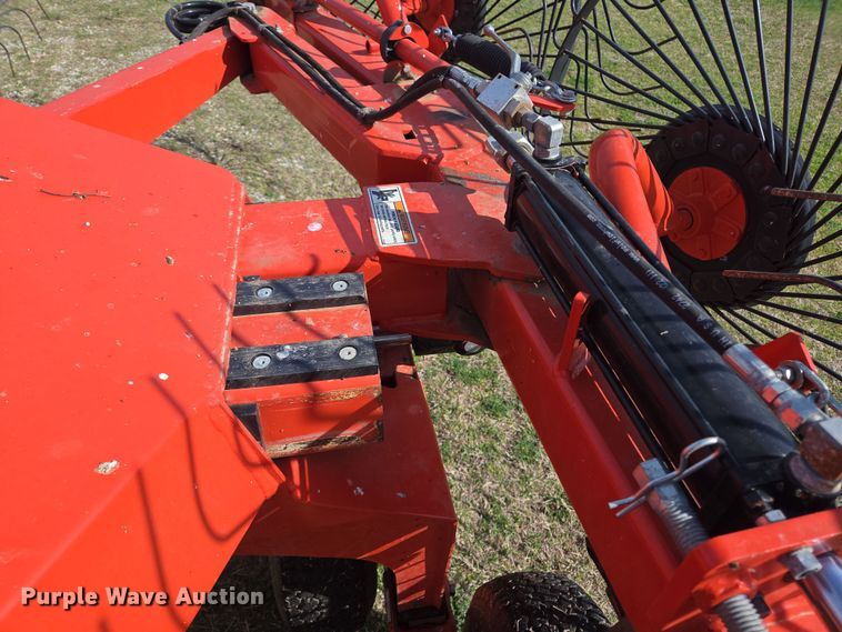 image for item EL5542 Kuhn SR300 hay rake