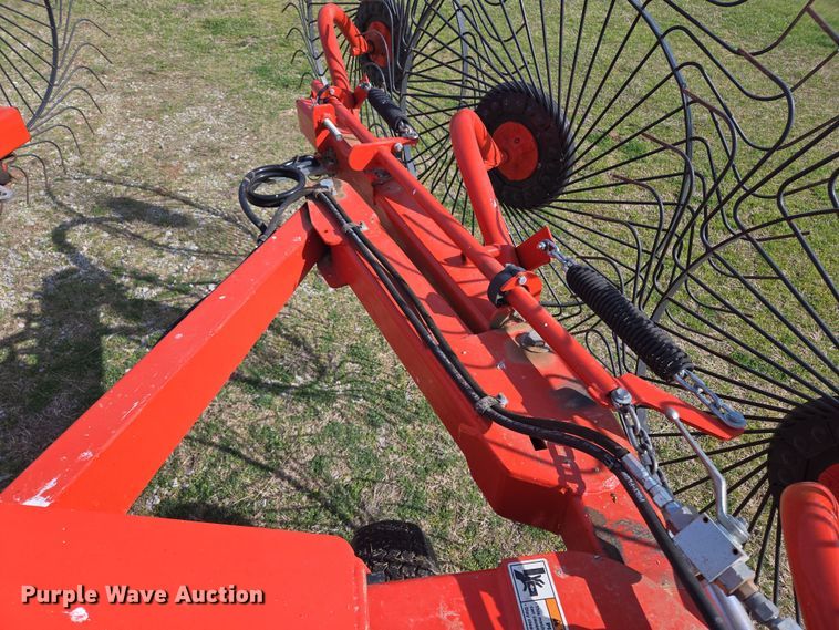 image for item EL5542 Kuhn SR300 hay rake