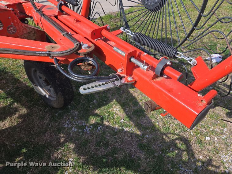 image for item EL5542 Kuhn SR300 hay rake