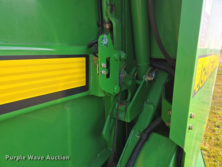 image for item EL5543 2012 John Deere 568-5X6 MegaWide Plus round baler