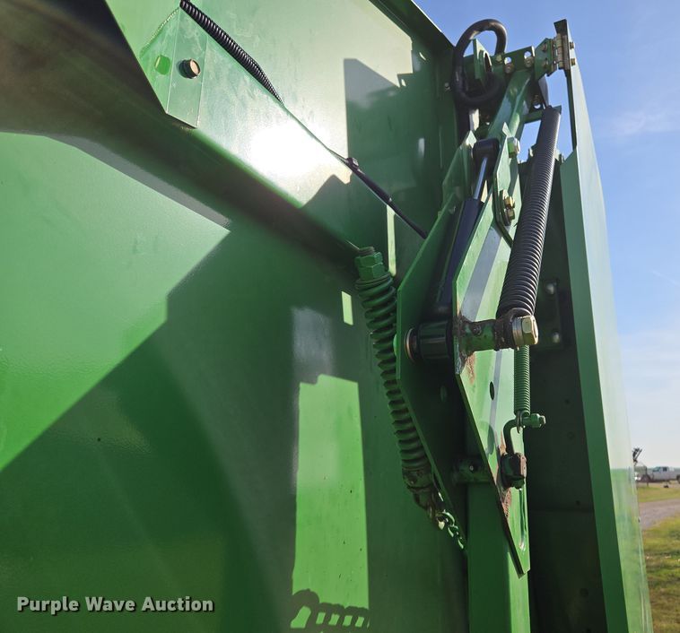 image for item EL5543 2012 John Deere 568-5X6 MegaWide Plus round baler
