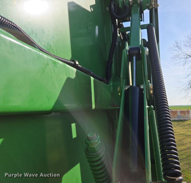 image for item EL5543 2012 John Deere 568-5X6 MegaWide Plus round baler