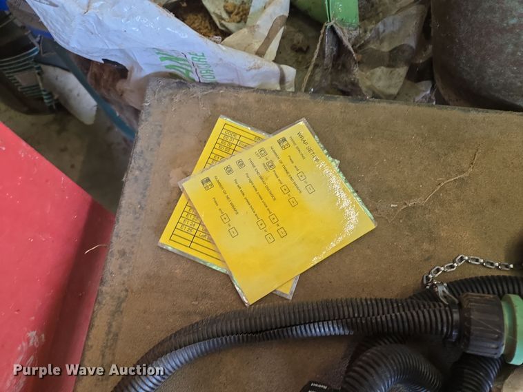 image for item EL5543 2012 John Deere 568-5X6 MegaWide Plus round baler