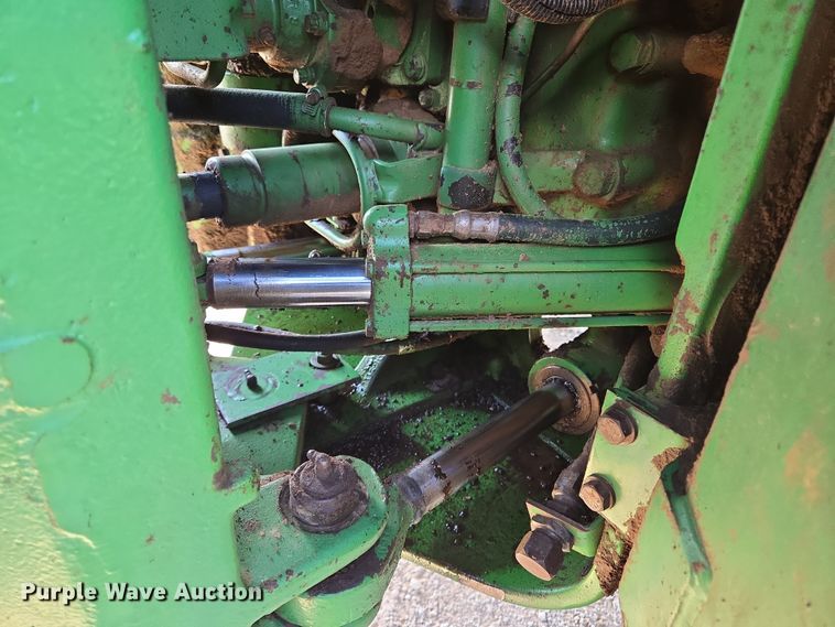 image for item EL5544 1982 John Deere 8650 4WD tractor