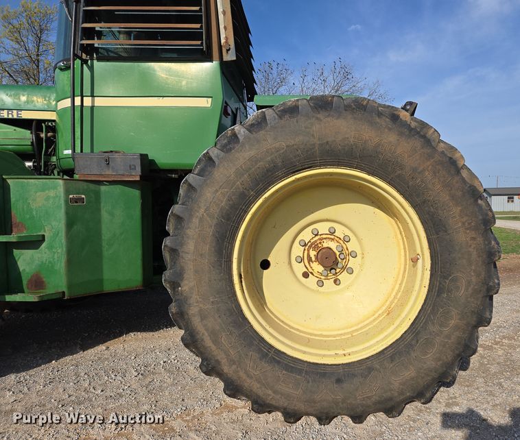 image for item EL5544 1982 John Deere 8650 4WD tractor