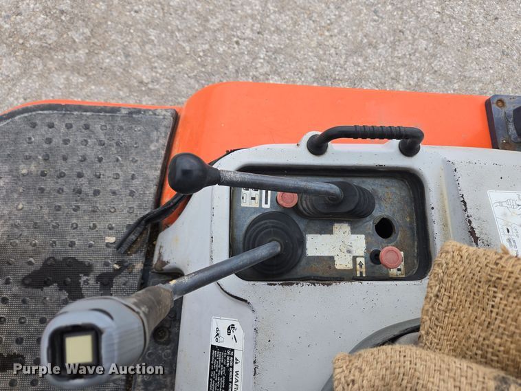 image for item EM6016 2003 Kubota R420 wheel loader