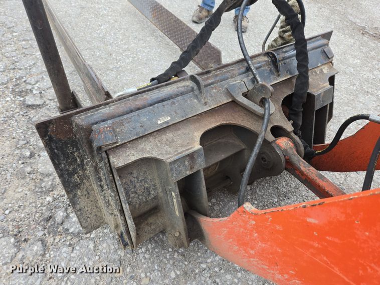 image for item EM6016 2003 Kubota R420 wheel loader