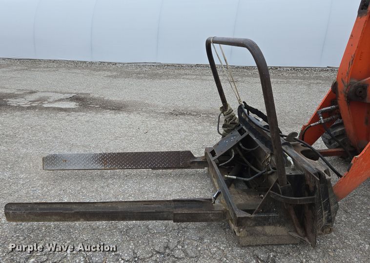 image for item EM6016 2003 Kubota R420 wheel loader