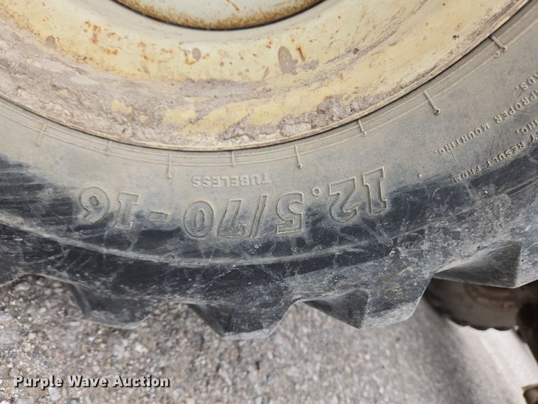 image for item EM6016 2003 Kubota R420 wheel loader