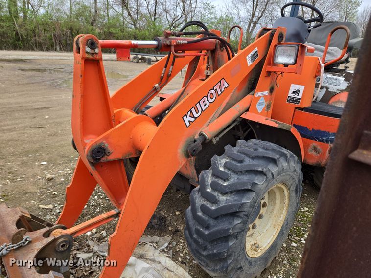 image for item EM6017 1998 Kubota R420 wheel loader