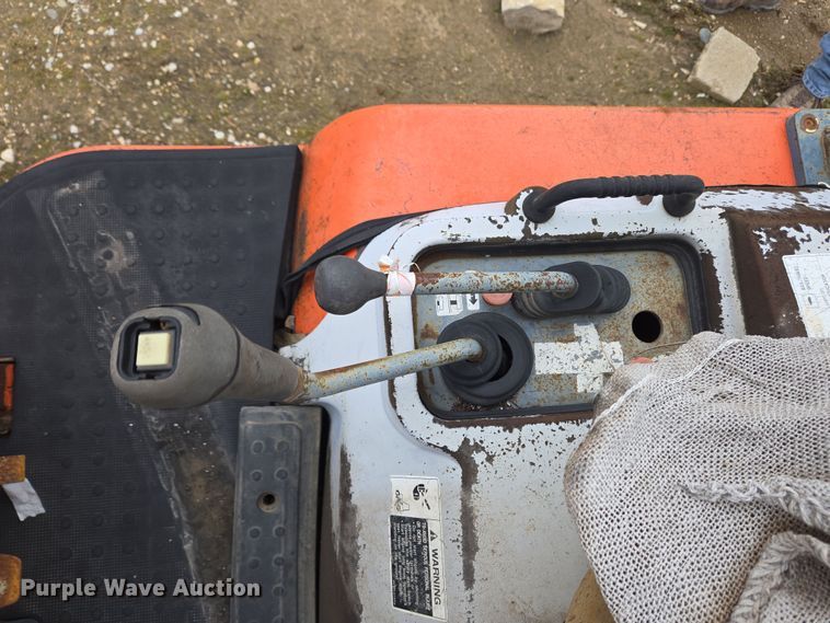 image for item EM6017 1998 Kubota R420 wheel loader