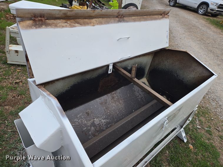 image for item EO0619 Bar-Six cake feeder