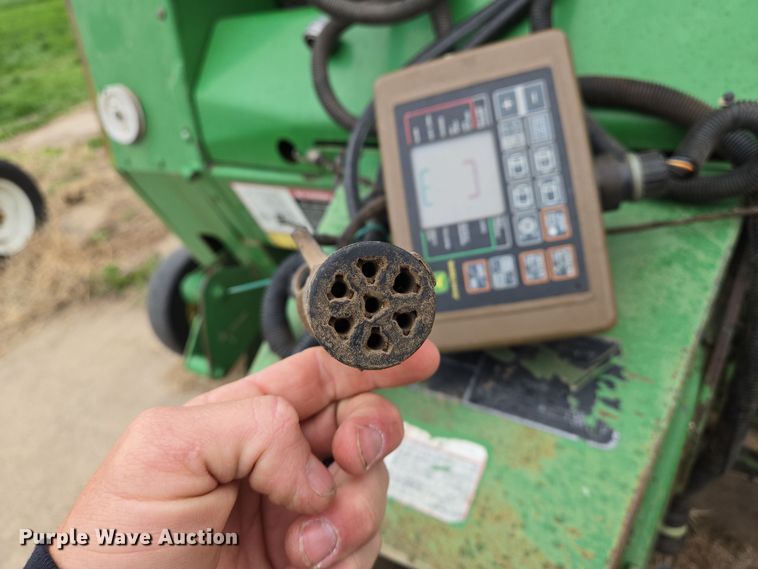 image for item EO0647 2008 John Deere 458 Megawide Plus round baler