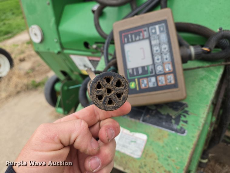 image for item EO0647 2008 John Deere 458 Megawide Plus round baler