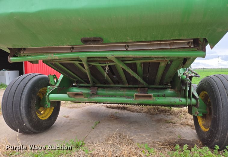 image for item EO0647 2008 John Deere 458 Megawide Plus round baler