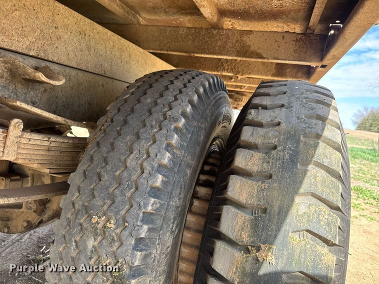 image for item EQ1257 1977 GMC 6500 Grain truck