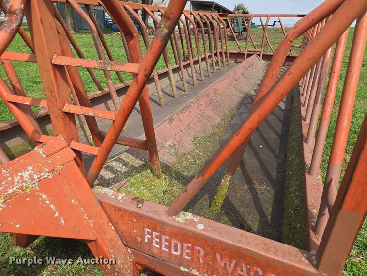 image for item EQ3997 Apache hay bale feeder