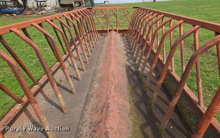 image for item EQ3997 Apache hay bale feeder