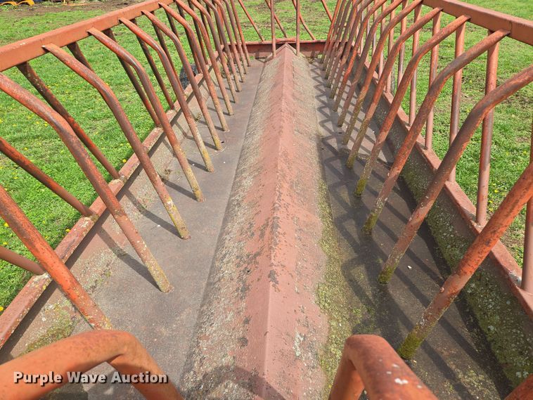 image for item EQ3997 Apache hay bale feeder