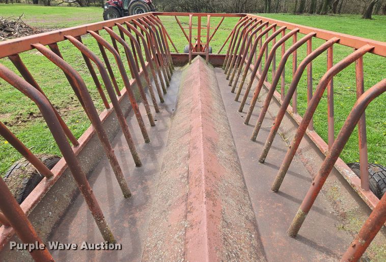 image for item EQ3997 Apache hay bale feeder