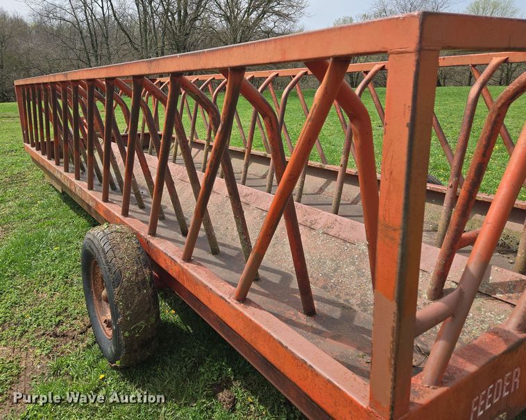 image for item EQ3997 Apache hay bale feeder