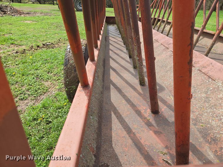 image for item EQ3997 Apache hay bale feeder