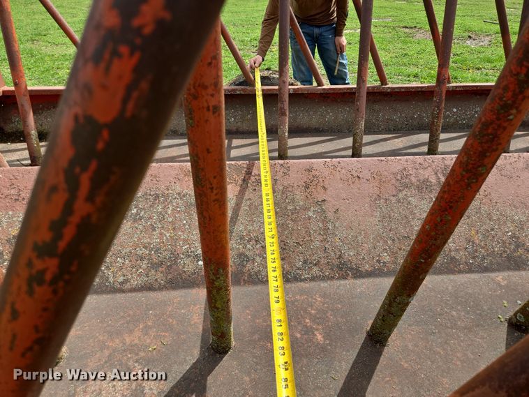 image for item EQ3997 Apache hay bale feeder