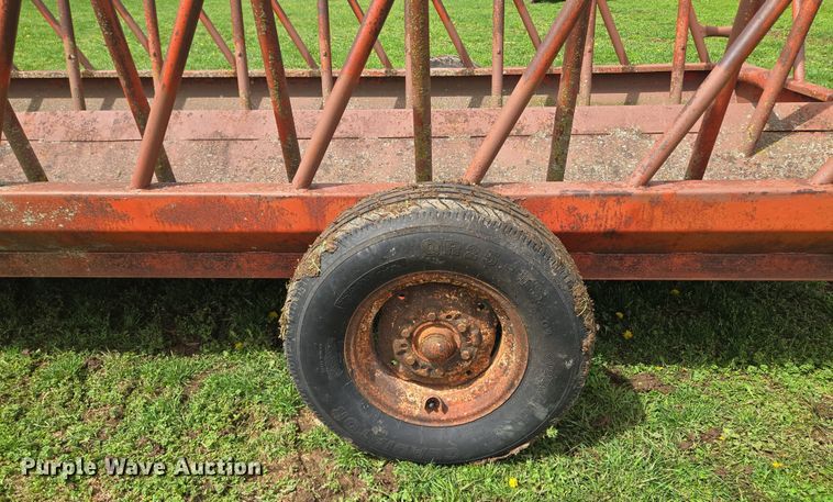 image for item EQ3997 Apache hay bale feeder