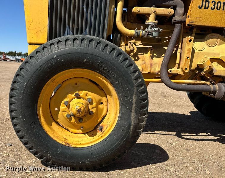 image for item EQ4546 1978 John Deere 301A tractor