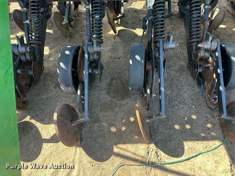 image for item EQ4548 John Deere 750 grain drill