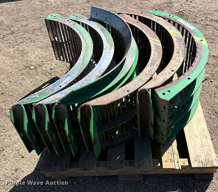 image for item EQ4561 (6) John Deere Series 60 combine concaves