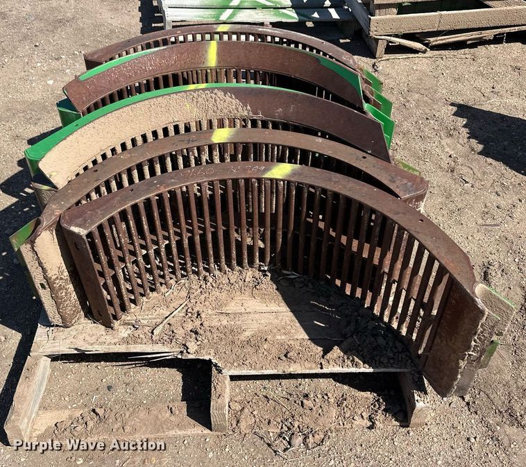 image for item EQ4562 (7) John Deere Series 60 combine concaves