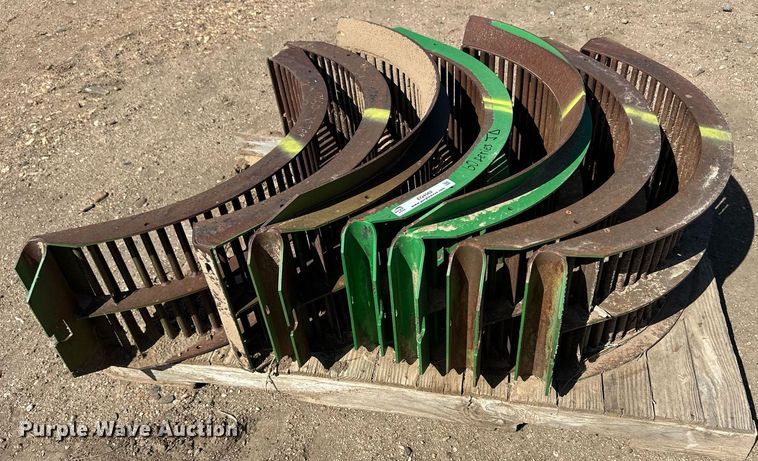 image for item EQ4562 (7) John Deere Series 60 combine concaves