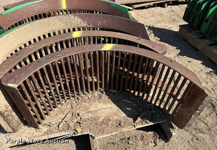 image for item EQ4562 (7) John Deere Series 60 combine concaves