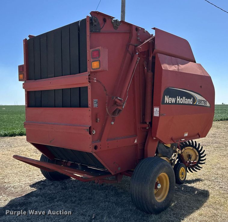 image for item EQ4572 New Holland BR780 round baler