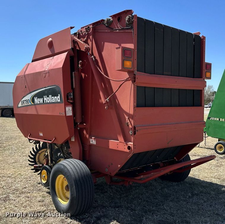 image for item EQ4572 New Holland BR780 round baler