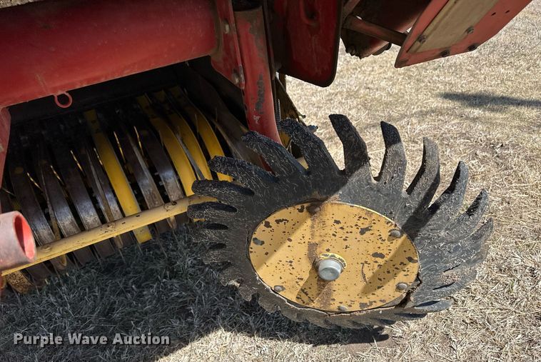 image for item EQ4572 New Holland BR780 round baler