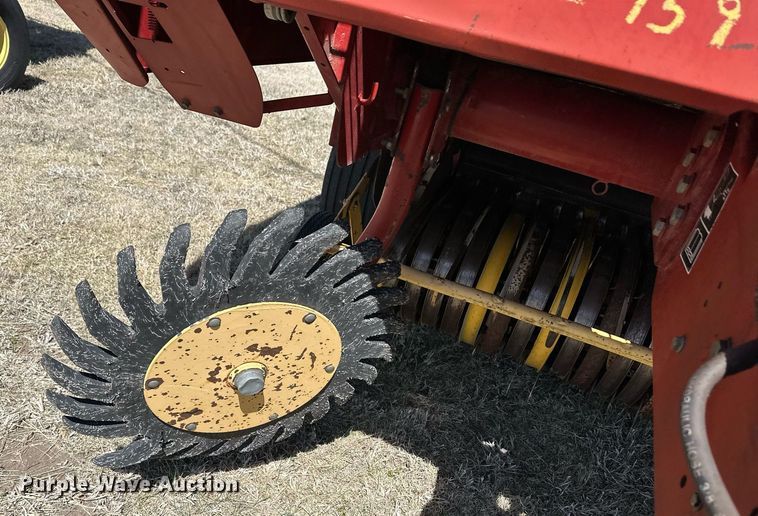 image for item EQ4572 New Holland BR780 round baler