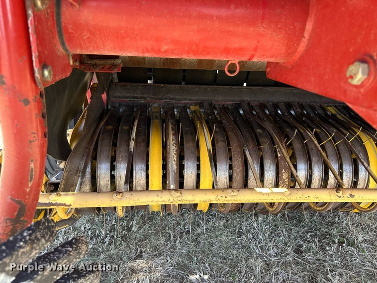 image for item EQ4572 New Holland BR780 round baler